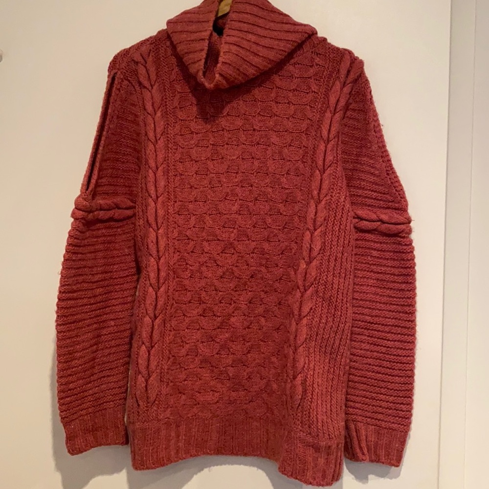 Cable Knit Rose Oversized Shoulder slit cardigan